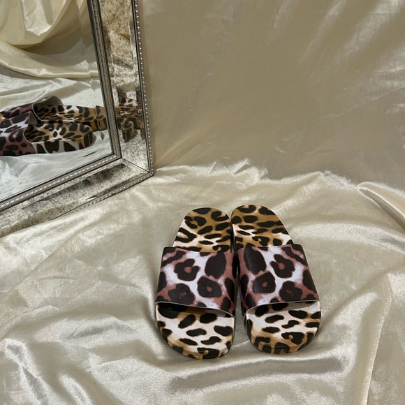 ASOS Leopard Pool Slides - Picture 4 of 5